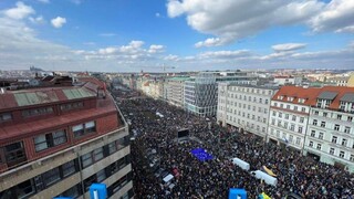 Na Václavskom námestí v Prahe sa zišli tisíce ľudí na podporu Ukrajiny