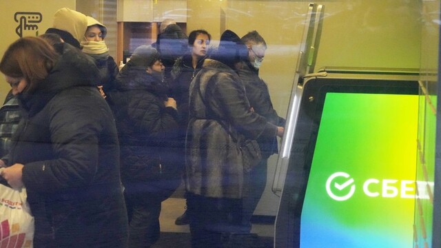 Dlhé rady pred ruskými bankomatmi.