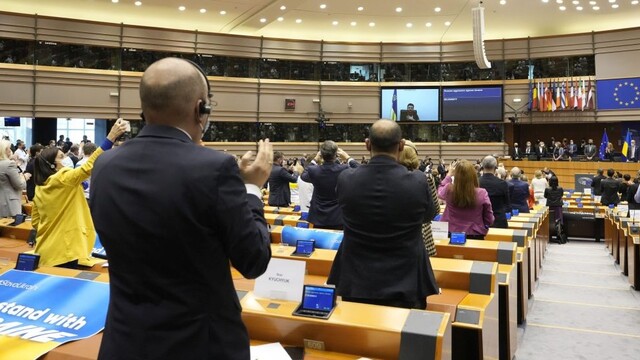 Zelenskyj prostredníctvom internetu reční v Európskom parlamente.