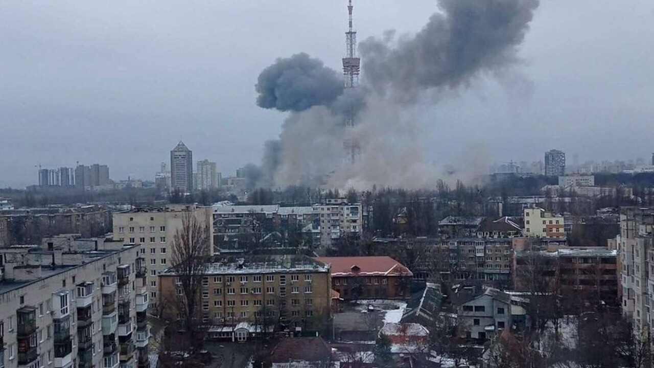 Ruské rakety zasiahli televíznu vežu v ​​Kyjeve, informujú ukrajinské médiá