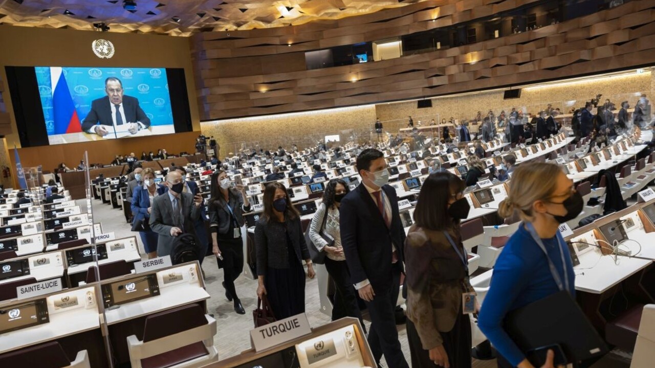 Diplomati odpustili miestnosť. Hromadne bojkotovali Lavrovov prejav