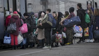 Prenikavý plač a krik. Do vlaku v Kyjeve sa nezmestia všetci, najskôr púšťajú matky s deťmi