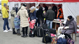 Viete ako komunikovať s utečencami? Na vojnové hrôzy by ste sa pýtať nemali