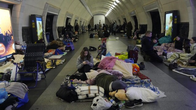 Ľudia sa ukrývajú v metre počas siedmeho dňa ruskej invázie na Ukrajine.