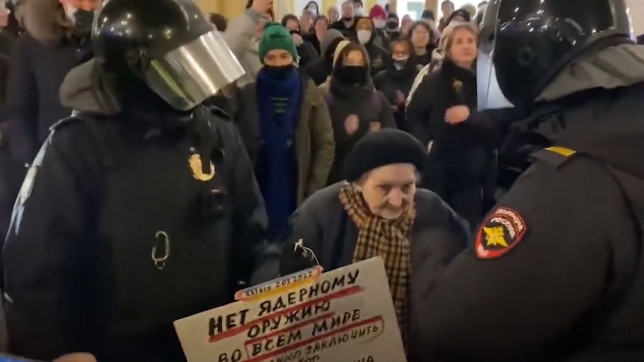 Prežila blokádu Leningradu. Zatkli ju na protivojnovom proteste v Rusku