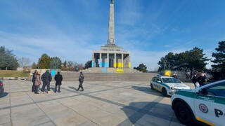 FOTO: Pamätník Slavín natreli ukrajinskými národnými farbami. Polícia to vyšetruje