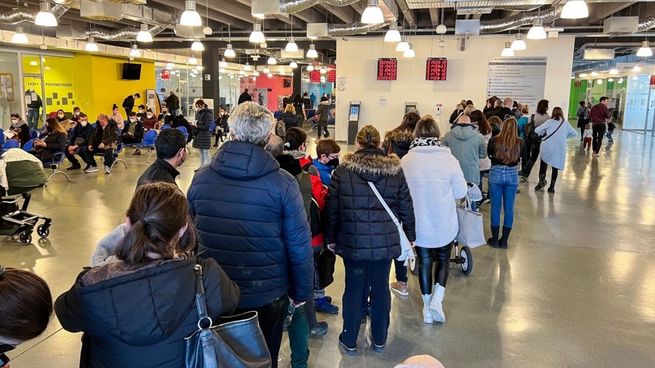 V stredu padol rekord v počte žiadateľov o vydanie cestovných pasov. Polícia vyzýva, aby ľudia nešírili paniku