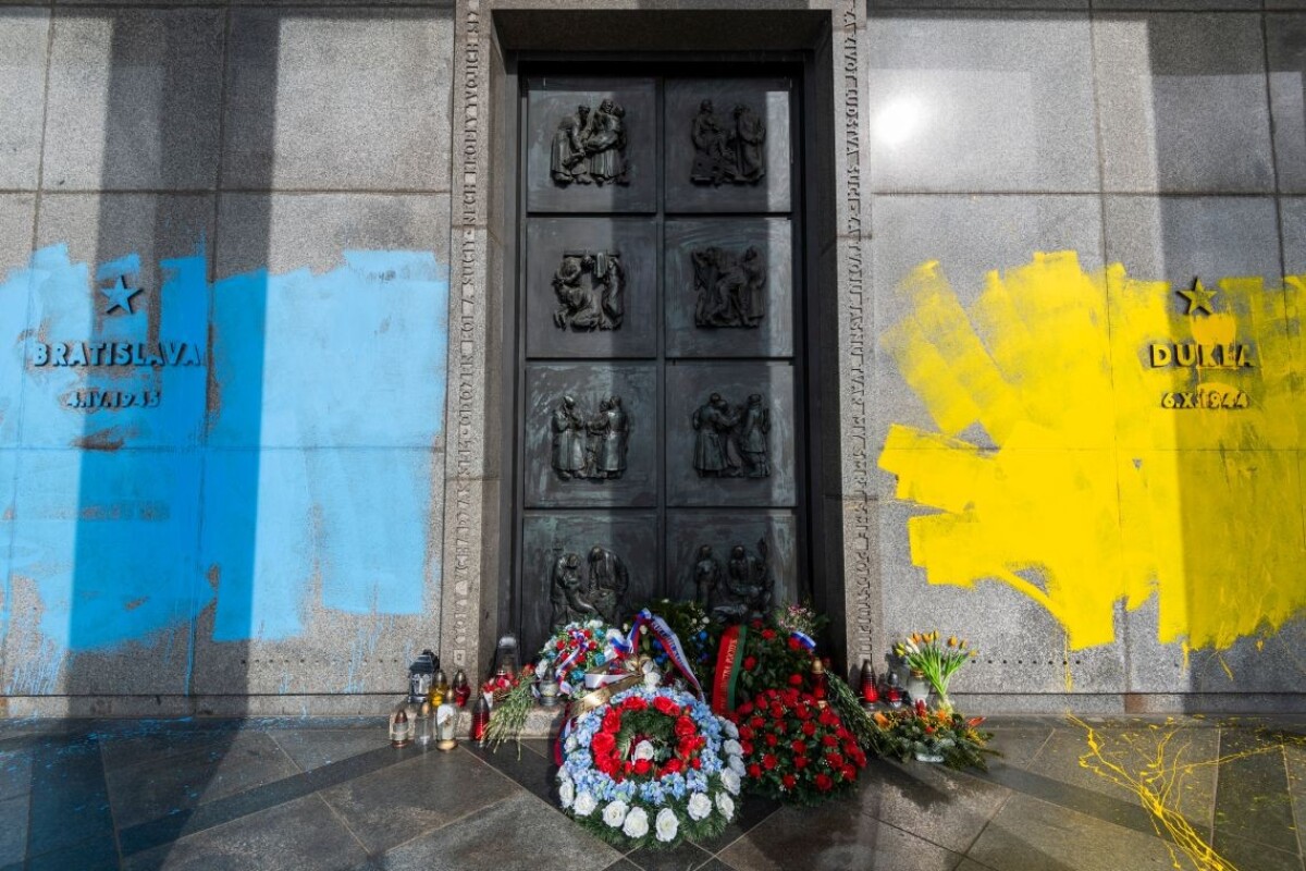 Slavín pomaľovaný ukrajinskými farbami.