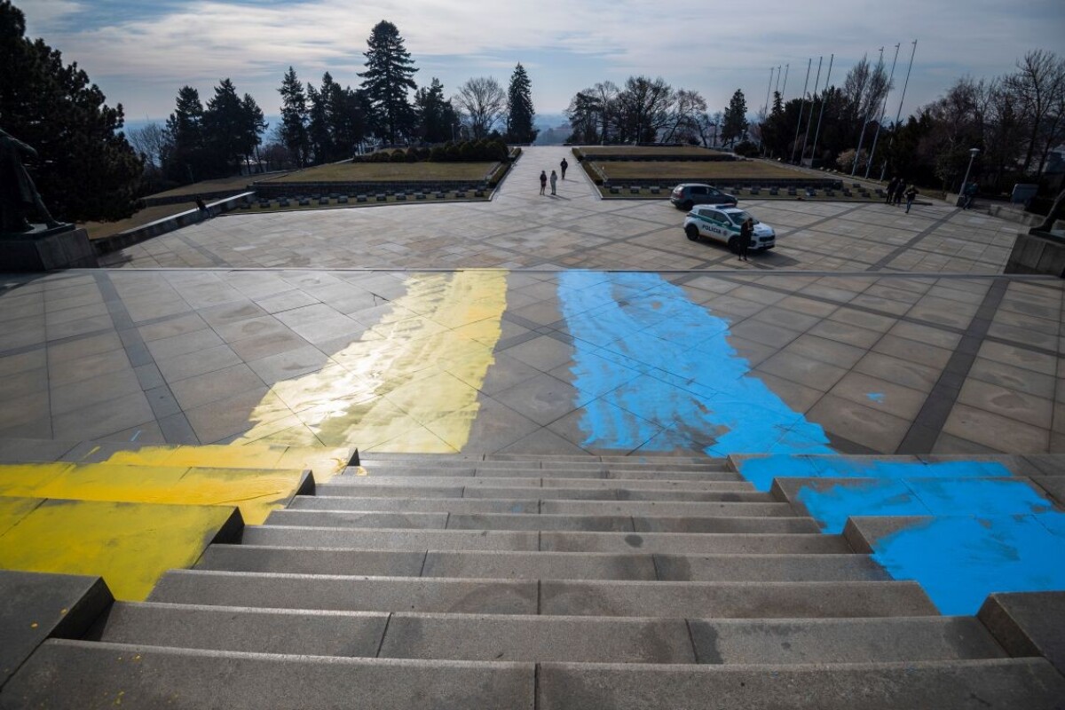 Slavín pomaľovaný ukrajinskými farbami.