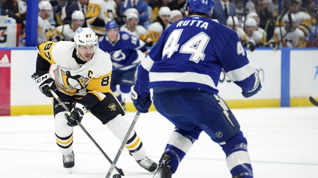 NHL: Fehérváry skóroval a prispel k výhre nad Carolinou, Tampe sa nedarilo