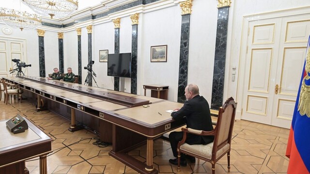 Putin, Šojgu a Gerasimov v Moskve 27. februára 2022.