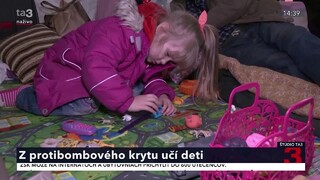 Deti na Ukrajine chcú chodiť do školy, učiteľ ich vzdeláva z protibombového krytu