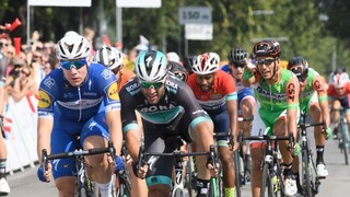 Jakobsen vyhral druhú etapu na cyklistickom podujatí Paríž - Nice. Jazdci bojovali s veterným počasím