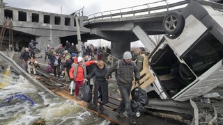 Zničené sú mosty, železnice i letiská. Ukrajina počíta škody už v miliardách eur