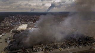 horiace budovy fabriky a obchodu po bombardovaní v meste Irpiň na predmestí Kyjeva v nedeľu 6. marca
