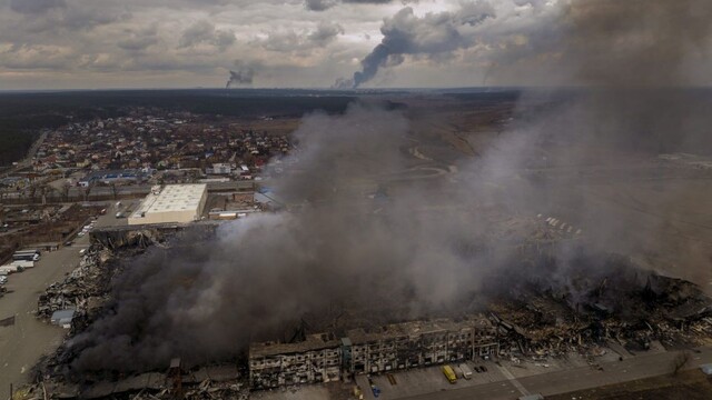 Horiace budovy fabriky a obchodu po bombardovaní v meste Irpiň na predmestí Kyjeva v nedeľu 6. marca