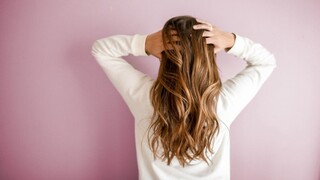 Akné vo vlasoch trápi mnoho žien: Predídete mu zmenou kozmetiky aj účesu
