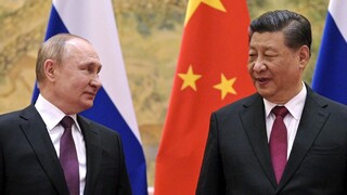 Čína z napätia medzi Ruskom a Ukrajinou viní NATO. Sankcie vraj mier neprinesú