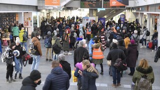 Ľudia po ceste z Ukrajiny blúdia a nemajú informácie. Kde zlyháva štát, pomáhajú dobrovoľníci