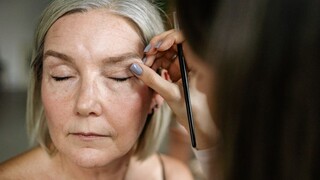 Lifting pomocou mejkapu: Ovisnuté očné viečka zamaskujete aj bez plastickej operácie