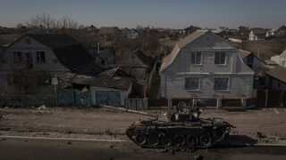 Rusi strieľali z tanku na domov dôchodcov, hlási Ukrajina. Útok si mal vyžiadať desiatky životov