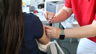 V Británii schválili bivalentnú vakcínu. Zameraná je proti pôvodnému vírusu aj omikronu