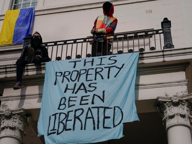 Squatteri obsadili vilu oligarchu v Londýne, vo Francúzsku vymenili aktivisti zámky Putinovmu exzaťovi