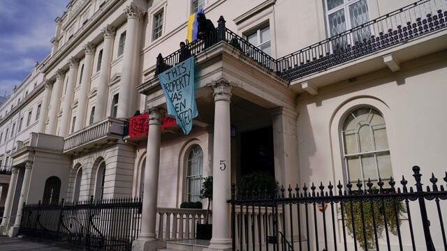 Vilu oligarchu Deripasku v Londýne obsadili squatteri.