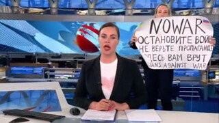 Neverte propagande, ukázalo sa v ruskej štátnej televízii. Vysielanie narušila žena s plagátom