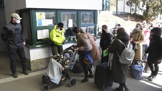 Utečencov v Ubli prichýlili v kultúrnom dome. Obec ich víta, deti sa budú môcť začleniť do školy