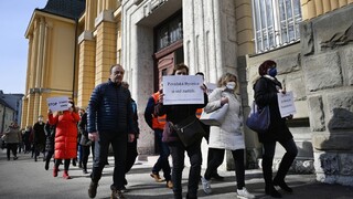 Pred súdom v Trenčíne sa zišli desiatky protestujúcich. Kolíková ohýba zákon o legislatívnych pravidlách, tvrdia