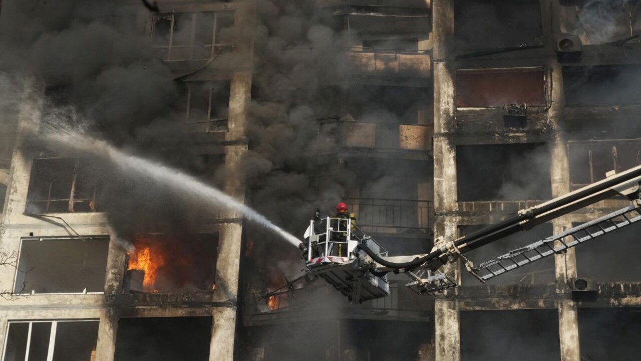 ONLINE: Pri útokoch v Kyjeve zomreli najmenej 4 ľudia. Macron ponúkol ochranu ruskej novinárke