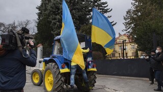 Pred budovou Veľvyslanectva Ruskej Federácie sa koná protestný míting, aktivisti tam zaparkovali traktor