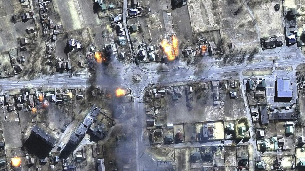 Na satelitnej snímke sú zbombardované budovy v obytnej štvrti na severovýchode ukrajinského mesta Černihiv