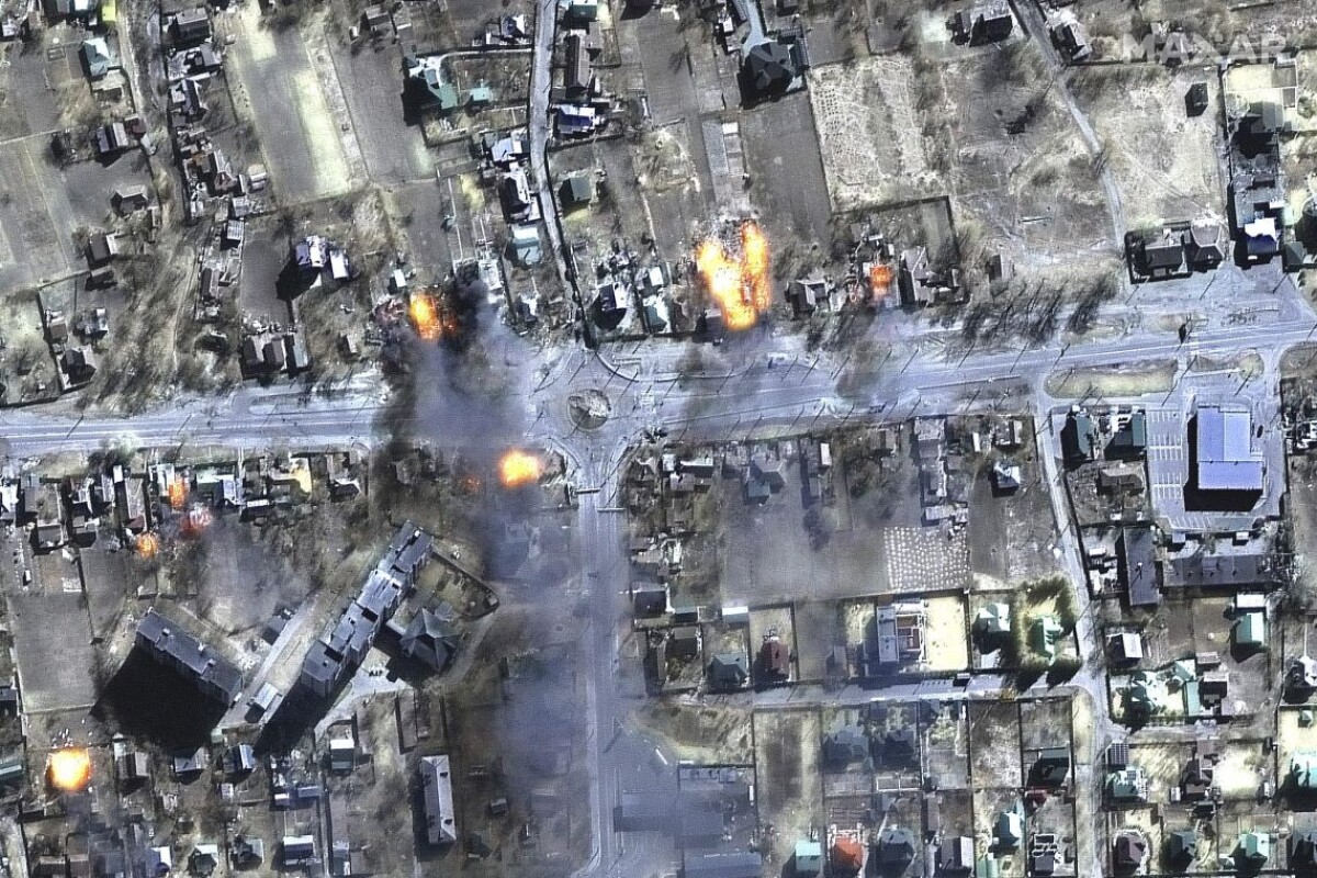 Na satelitnej snímke sú zbombardované budovy v obytnej štvrti na severovýchode ukrajinského mesta Černihiv