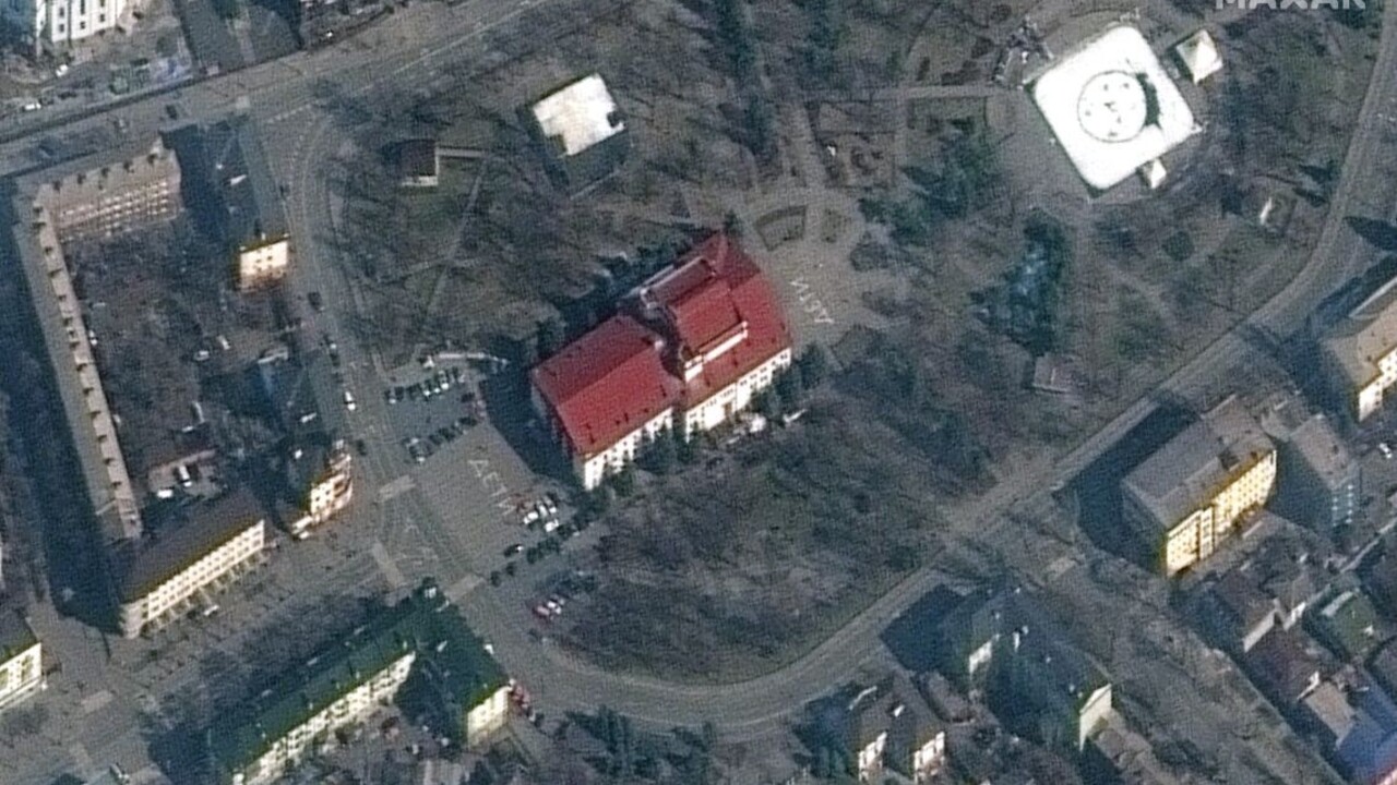 Satelitná snímka zobrazuje divadlo v obliehanom ukrajinskom meste Mariupol