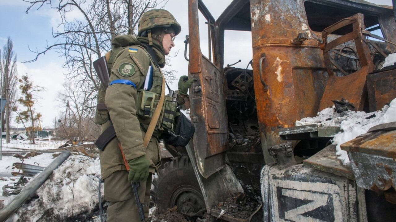 Vojak ukrajinskej Národnej gardy skúma zničené vojenské vozidlo ruskej armády v Charkove