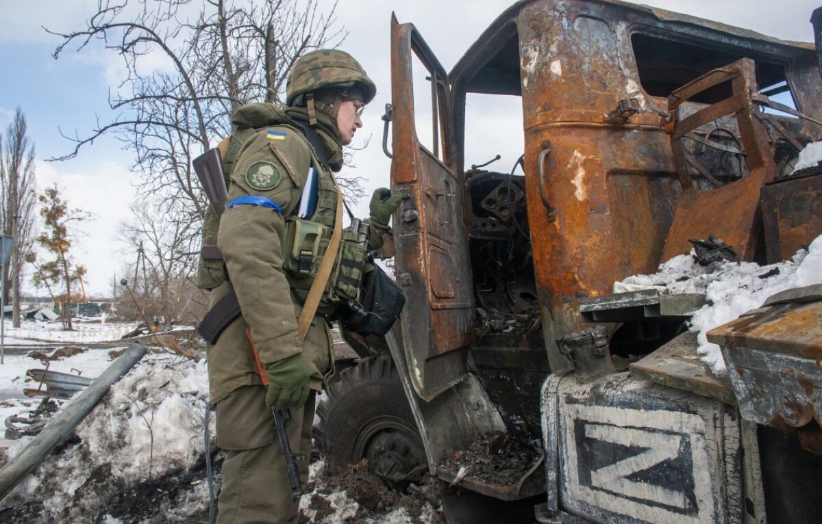 Vojak ukrajinskej Národnej gardy skúma zničené vojenské vozidlo ruskej armády v Charkove