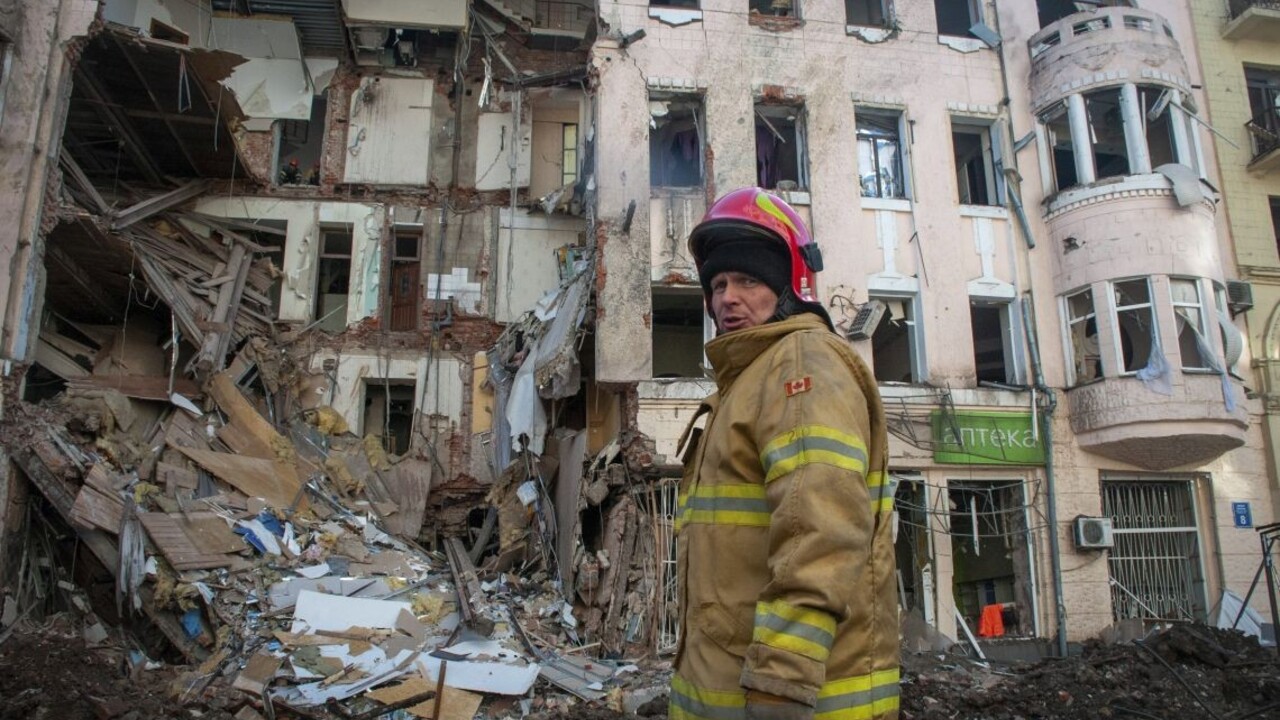 Hasič pracuje na zničenej budove v Charkove