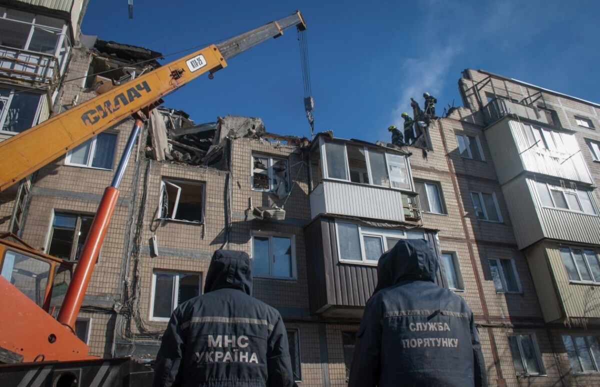 Hasiči pracujú na zničenej budove v Charkove
