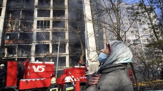Zničená obytná budova po ruskom bombardovaní obytnej oblasti v Kyjeve