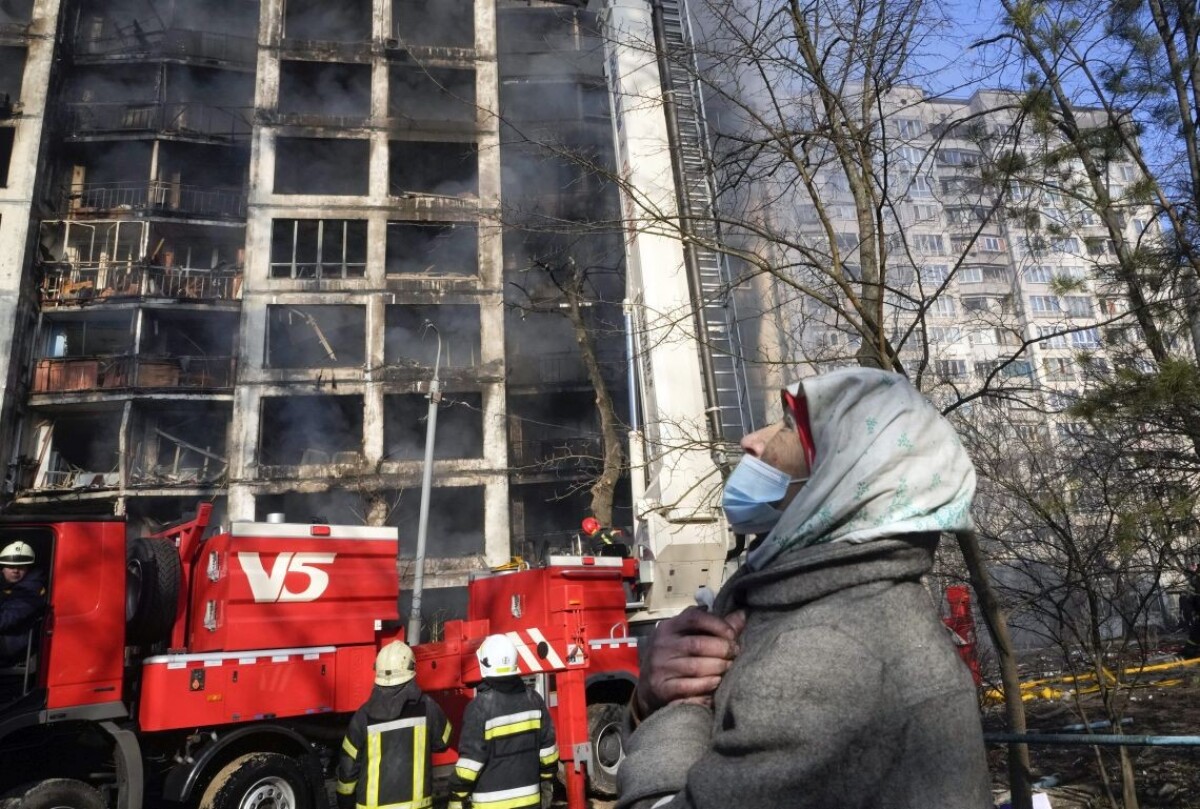 Zničená obytná budova po ruskom bombardovaní obytnej oblasti v Kyjeve