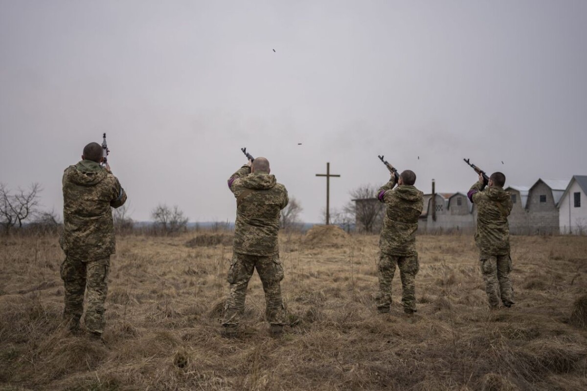 Ukrajinskí vojaci strieľajú do vzduchu počas pohrebu svojich dvoch kolegov