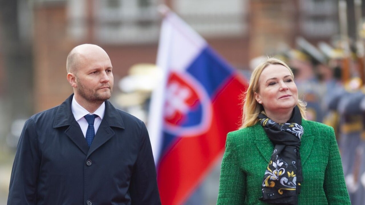 Naď ani Černochová si zatiaľ nevedia predstaviť mierovú misiu NATO na Ukrajine