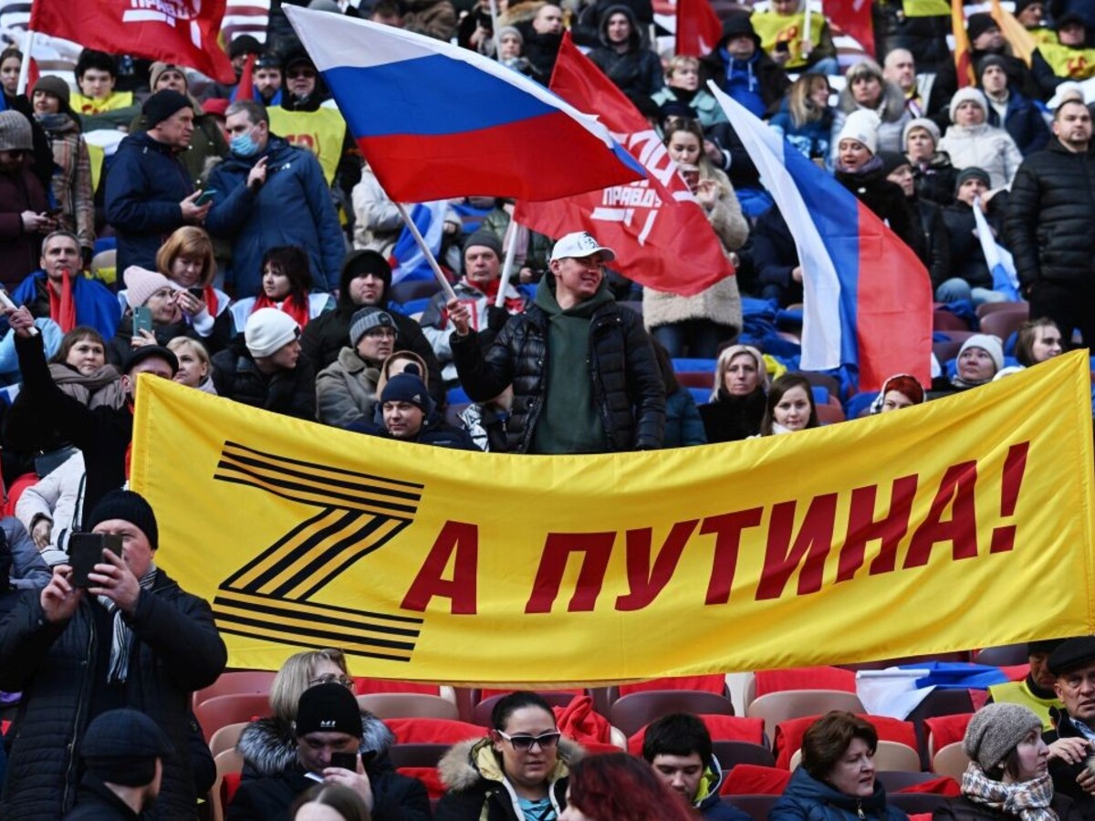 Priaznivci Putina na moskovskom štadióne