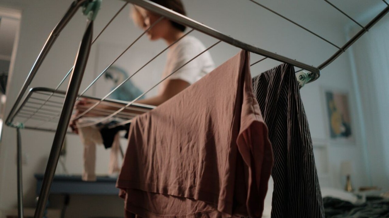 Poradíte si aj bez žehličky: Vďaka týmto trikom nebude vaše oblečenie pokrčené