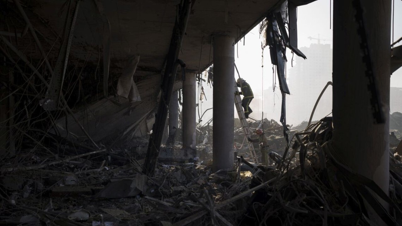 Kyjev v noci ostreľovali, vyžiadalo si to niekoľko životov. Poškodené boli bytovky aj školy