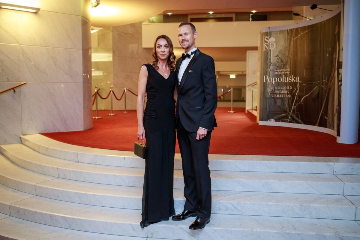 Chodec Matej Tóth s partnerkou na galavečere Krištáľové krídlo.