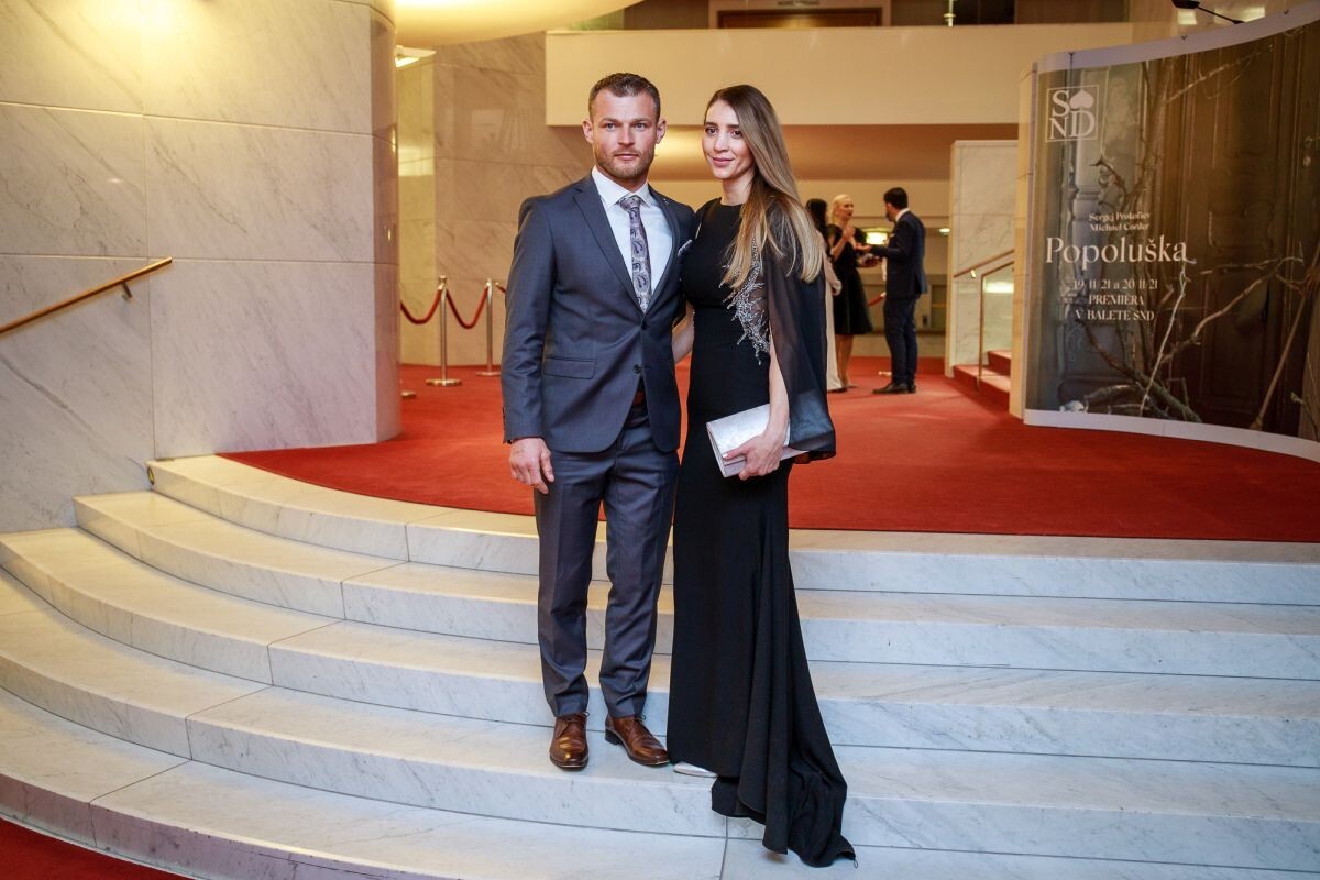 Chodec Matej Tóth s partnerkou na galavečere Krištáľové krídlo.