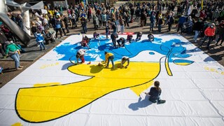 Príďte na námestia, nech je vás vidieť a počuť. Zelenskyj vyzval na protesty proti vojne